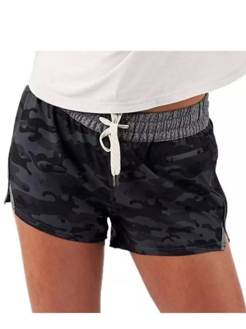 Vuori Clementine Shorts in Black Camo